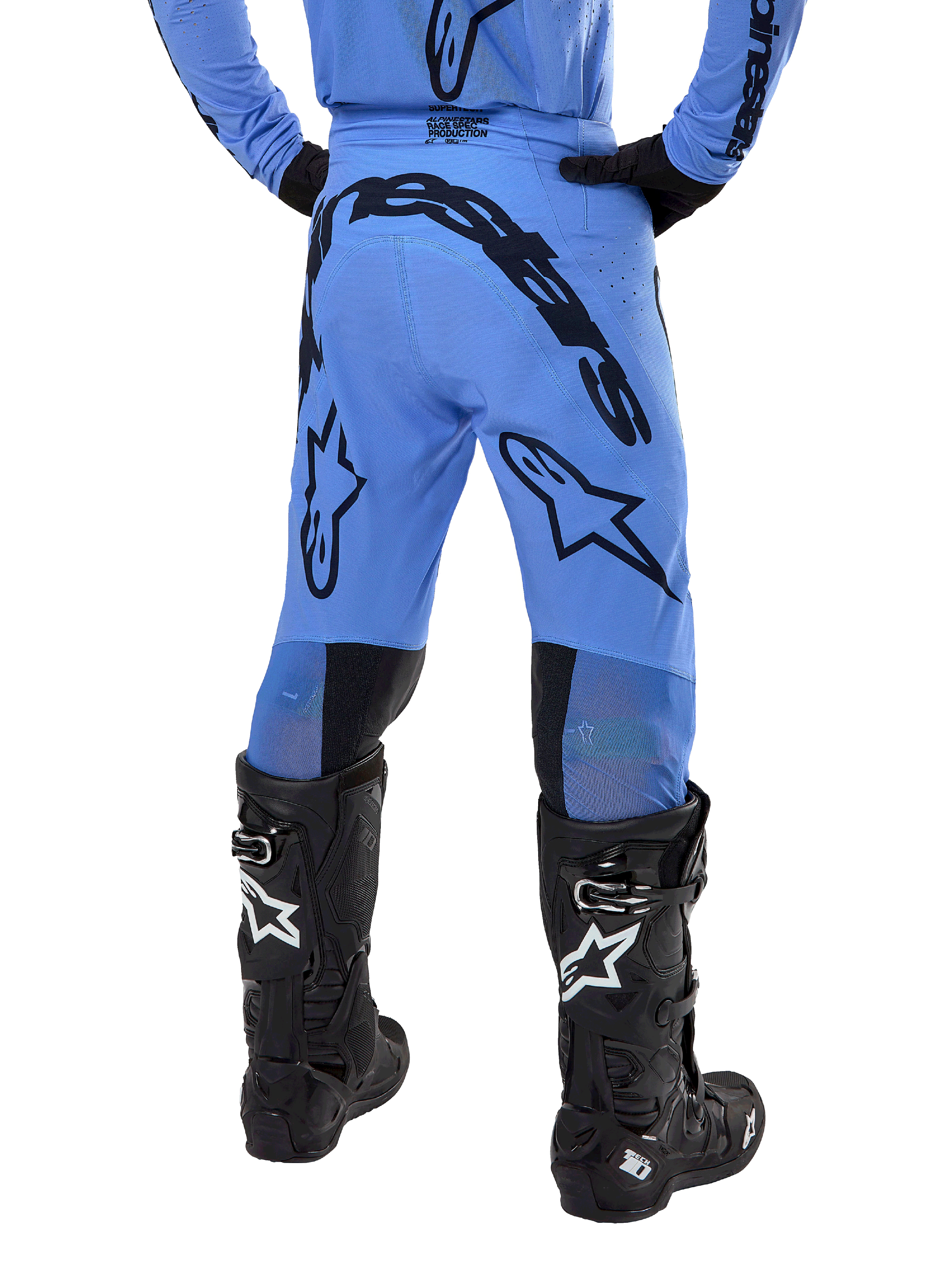 Alpinestars 2024 Supertech Dade Hose, Motocross-Hose, Hellblau, Rückansicht mit großem schwarzem Branding am Gesäß und den Beinen, kombiniert mit schwarzen Alpinestars Tech 10 Stiefeln, athletische Rennpassform für professionelle Offroad-Performance.