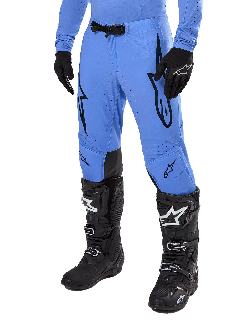 Alpinestars 2024 Supertech Dade Hose, Motocross-Hose, Hellblau mit schwarzen Grafiklogos, mit Belüftungsperforationen und einer magnetischen Taillenschnalle, kombiniert mit schwarzen technischen Motorradstiefeln und Handschuhen, professionelle Offroad-Rennausrüstung