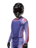 Alpinestars 2024 Techstar Ocuri Jersey, Motocross-Renntrikot, Lila und Hot Orange, Langarm mit lasergeschnittenen Perforationen zur Belüftung, athletische Rennpassform, getragen mit schwarzem Motocross-Helm und Handschuhen