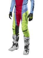 Alpinestars 2024 Techstar Ocuri Hose, Motocross-Hose, Hellblau, Beerenrot und Neongelb, getragen mit passender Ausrüstung und weißen Stiefeln, mit markantem Astars-Branding und einer Performance-Rennpassform.