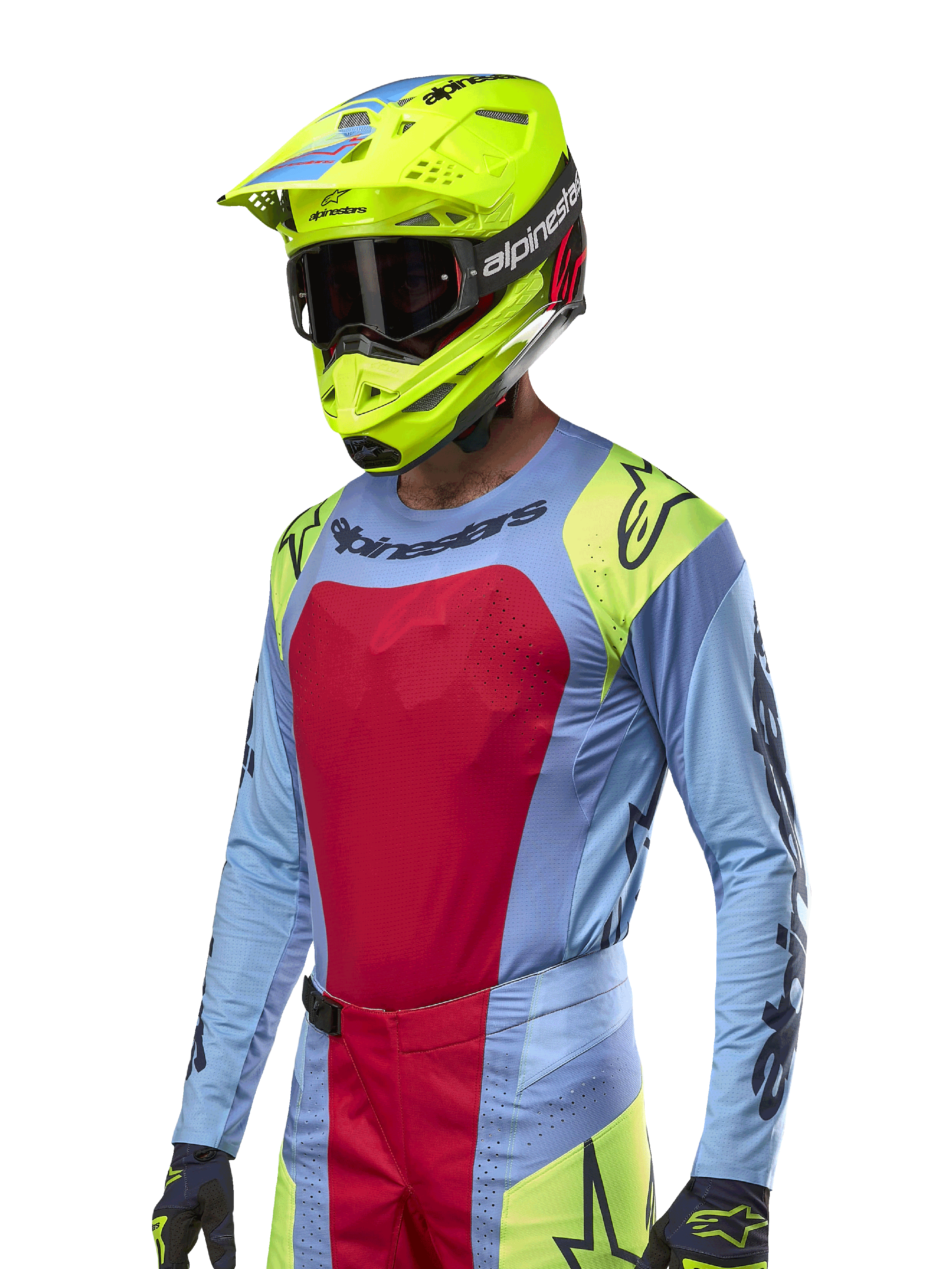 2024 Techstar Ocuri Jersey, Motocross-Rennsport-Trikot, Hellblau mit roten und neongelben Akzenten, getragen mit passendem neongelbem Helm und schwarzer Brille, mit schwarzen Alpinestars-Logos auf Brust und Schultern, sportliches, rennsportinspiriertes Design für Offroad-Performance