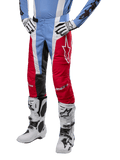 Alpinestars 2024 Techstar Ocuri Hose, Motocross-Hose, Hellblau, Mars-Rot und Weiß, getragen mit hellblauem Trikot und weißen Stiefeln, mit Stern-Logo auf dem Oberschenkel und verstärkten Knien, komplette Offroad-Rennausrüstung