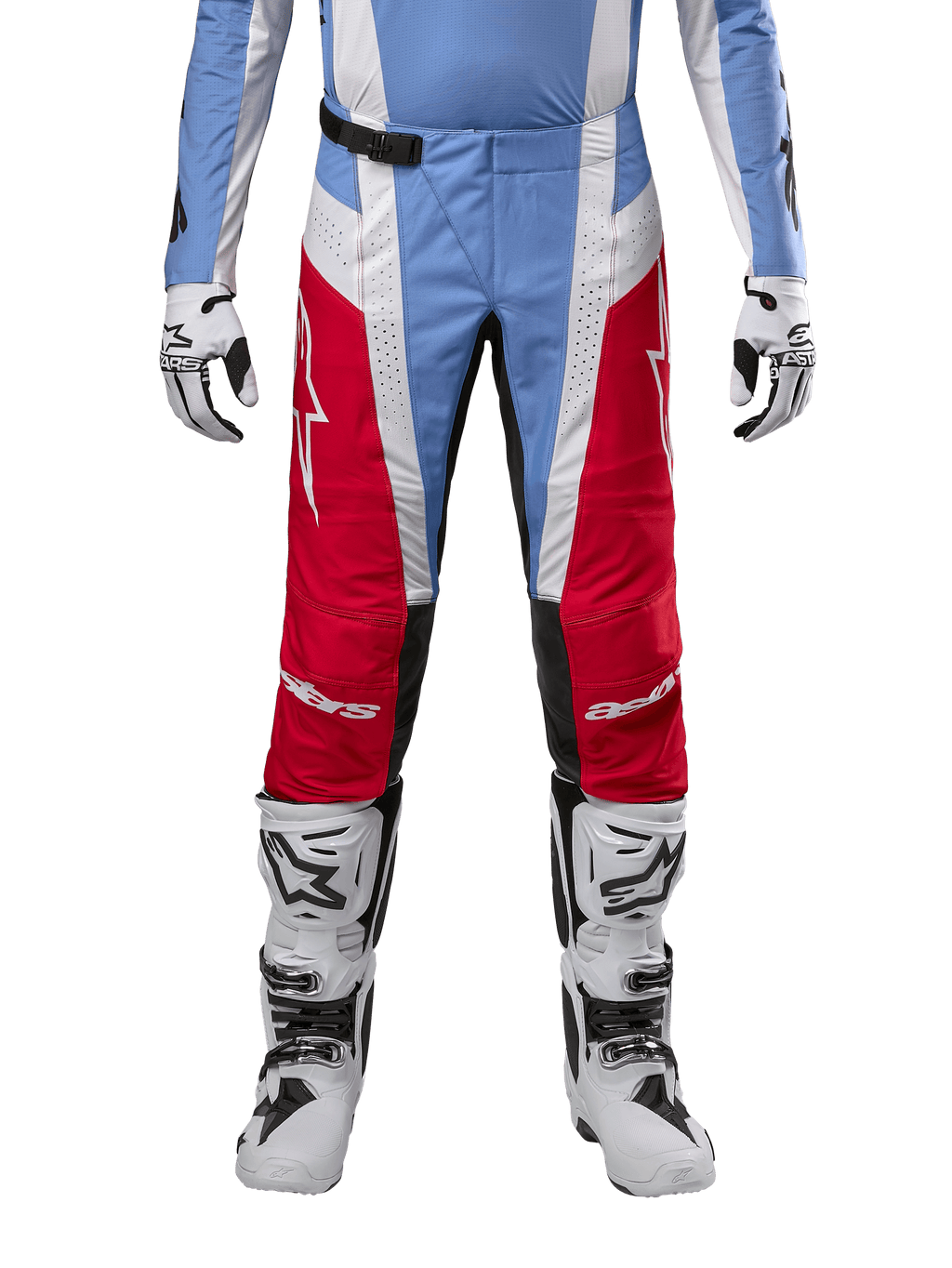Alpinestars 2024 Techstar Ocuri Hose, Motocross-Hose, Hellblau, Mars-Rot und Weiß, Vorderansicht von der Taille abwärts, kombiniert mit weiß-schwarzen Motocross-Stiefeln und Handschuhen, technische Ausrüstung für Hochleistungs-Offroad-Rennsport