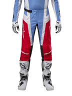 Alpinestars 2024 Techstar Ocuri Hose, Motocross-Hose, Hellblau, Mars-Rot und Weiß, Vorderansicht von der Taille abwärts, kombiniert mit weiß-schwarzen Motocross-Stiefeln und Handschuhen, technische Ausrüstung für Hochleistungs-Offroad-Rennsport