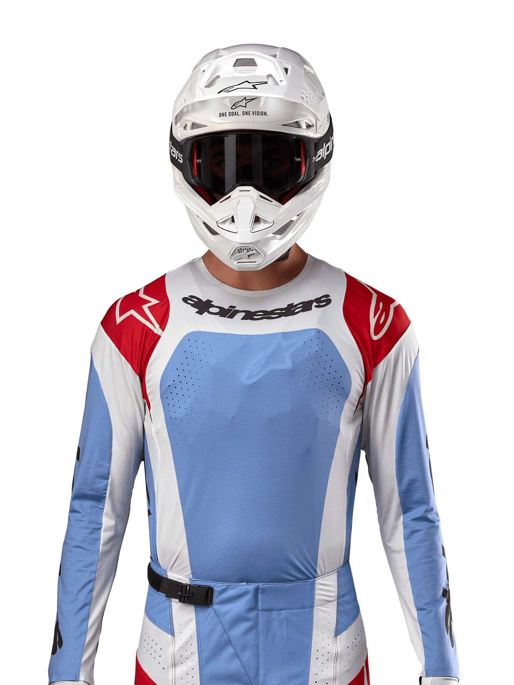 Alpinestars 2024 Techstar Ocuri Trikot, Motocross-Renntrikot, Hellblau, Mars-Rot und Weiß, Vorderansicht mit lasergeschnittener Belüftung und athletischer Passform, getragen mit weißem Helm und Brille für einen professionellen Offroad-Rennlook