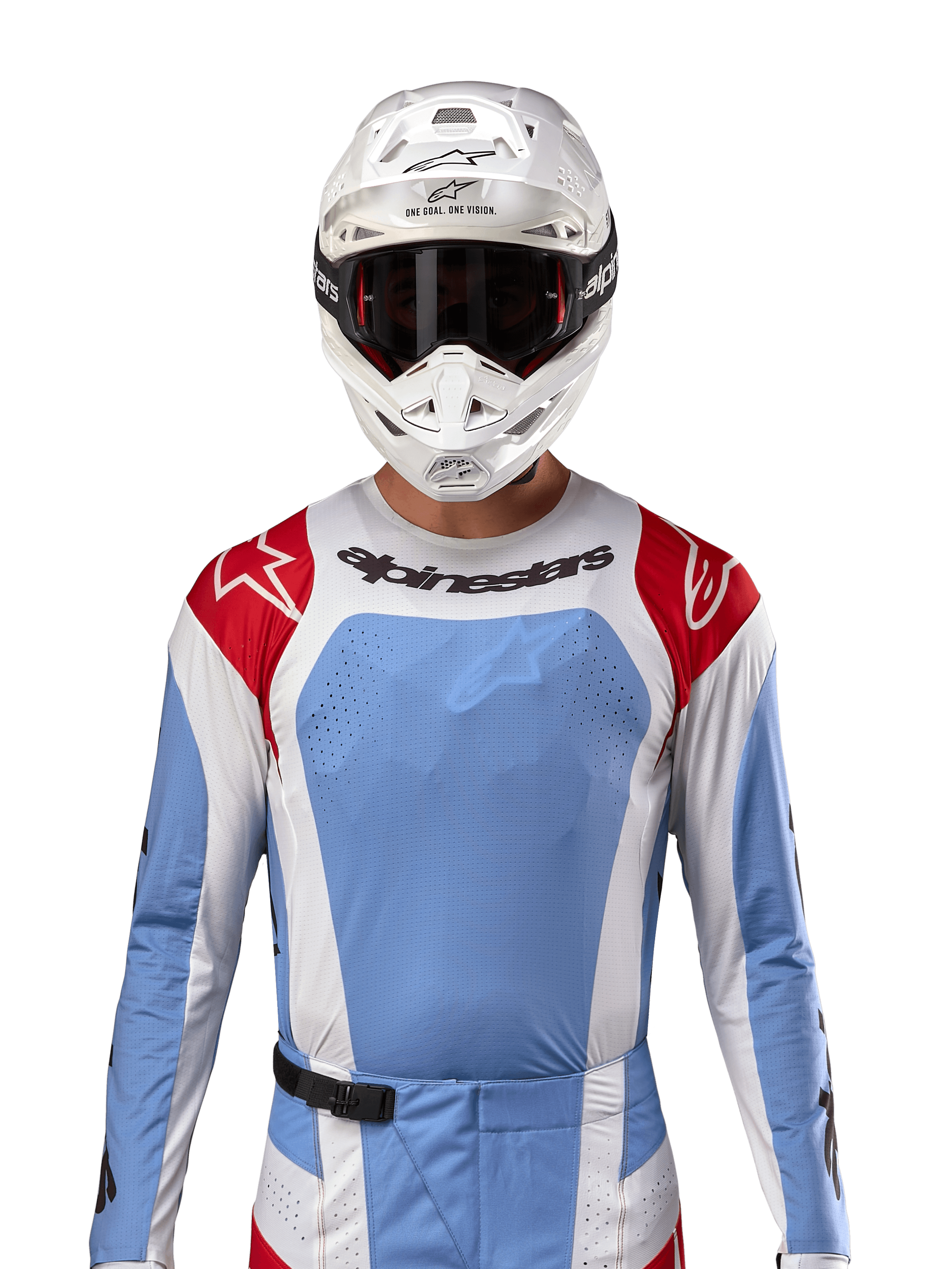 Alpinestars 2024 Techstar Ocuri Trikot, Motocross-Renntrikot, Hellblau, Mars-Rot und Weiß, Vorderansicht mit lasergeschnittener Belüftung und athletischer Passform, getragen mit weißem Helm und Brille für einen professionellen Offroad-Rennlook