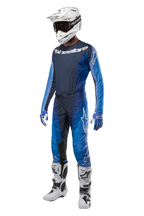 Alpinestars 2024 Techstar Pneuma Hose, Motocross-Hose, Dunkelblau und Hellblau, komplettes Rennset mit passendem Trikot, weißem Helm mit Brille, blau-weißen Handschuhen und weißen Stiefeln, professionelle Offroad-Ausrüstung