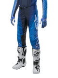 Alpinestars 2024 Techstar Pneuma Hose, Motocross-Hose, Dunkelblau und Hellblau, getragen mit passendem blauem Trikot und weißen Stiefeln, mit weißem Logo auf dem Oberschenkel, strukturierten Griffbereichen, elegantes sportliches Design für den Offroad-Rennsport