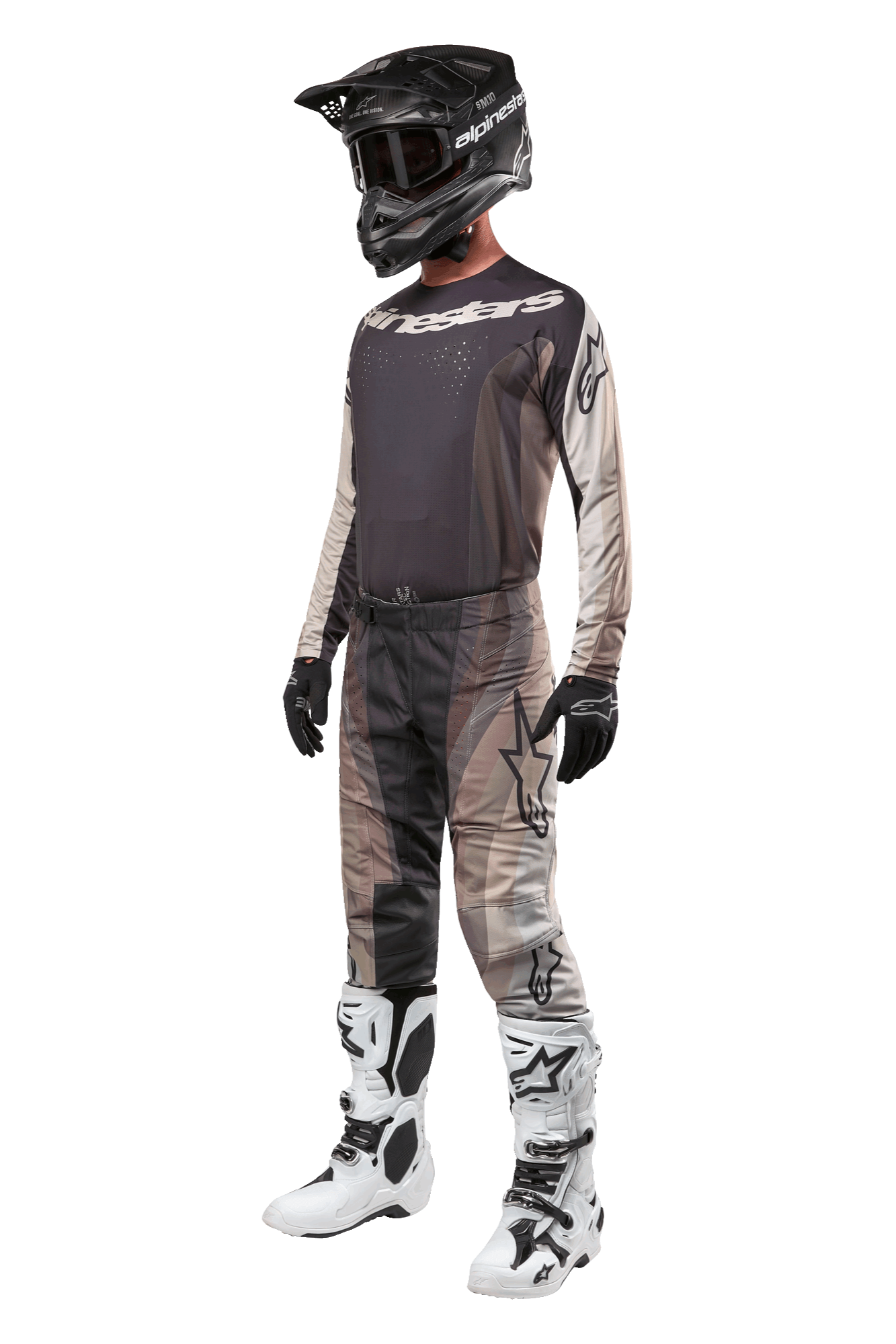 Alpinestars 2024 Techstar Pneuma Hose, Motocross-Hose, Dark Sand Iron Dust Gray, getragen als Teil eines kompletten Outfits mit passendem Trikot, schwarzem Helm, schwarzen Handschuhen und weißen Stiefeln, mit tonalen Wüsten-Camo-Mustern und großen Logo-Akzenten