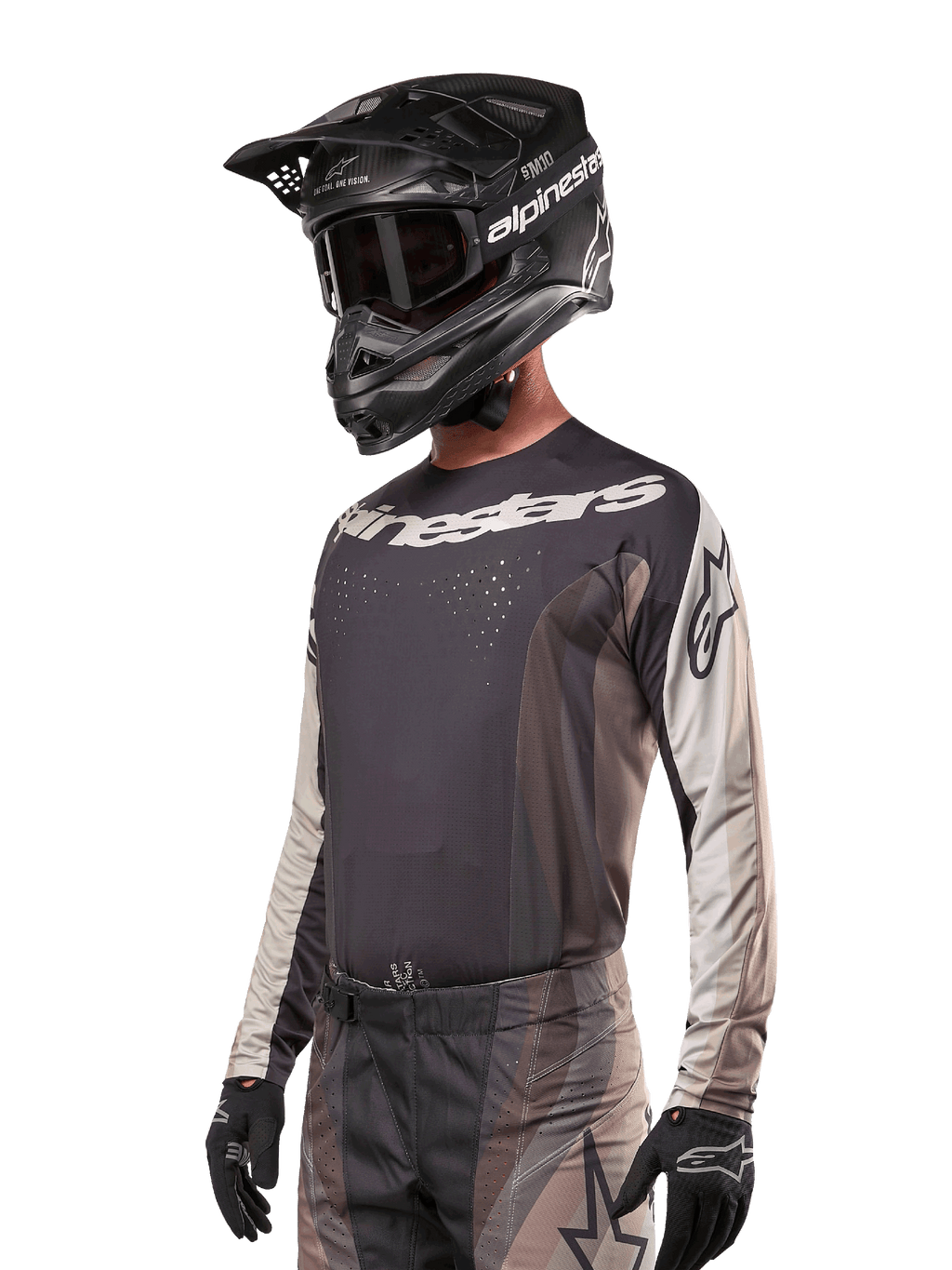 Alpinestars 2024 Techstar Pneuma Jersey, Motocross-Rennsport-Trikot, Dark Sand und Iron Dust Gray, langärmeliges Performance-Oberteil mit lasergeschnittenen Perforationen und weißem Branding, getragen mit passender Hose und schwarzem Helm, athletische Passform für Offroad-Fahrten.