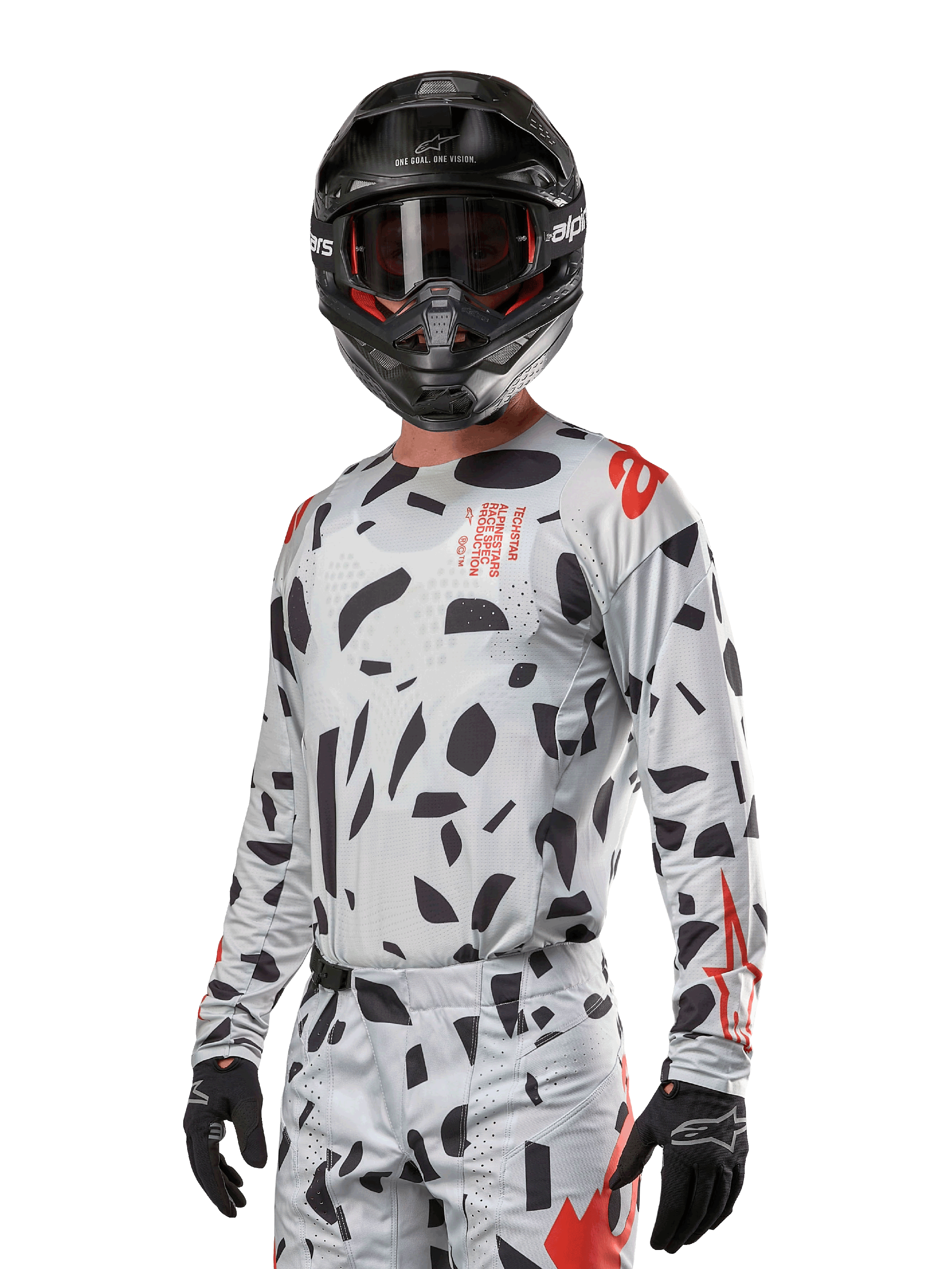 Alpinestars 2024 Techstar Rantera Trikot, Motocross-Trikot, Haze Gray Camo mit schwarzen abstrakten Mustern und roten Akzenten, Langarm-Design getragen mit passendem schwarzem Helm und Handschuhen, technische Offroad-Rennausrüstung