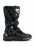 Alpinestars Corozal V2 Adventure Drystar® Stiefel, Schwarz, robuster Adventure-Motorradstiefel mit weißen Alpinestars-Logos an Schienbein und Ferse, zwei verstellbare Polymerschnallen und eine langlebige Multi-Material-Konstruktion für Fahrten in jedem Gelände.