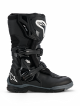 Alpinestars Corozal V2 Adventure Drystar® Stiefel, Schwarz, robuster Adventure-Motorradstiefel mit weißen Alpinestars-Logos an Schienbein und Ferse, zwei verstellbare Polymerschnallen und eine langlebige Multi-Material-Konstruktion für Fahrten in jedem Gelände.