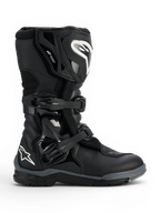 Alpinestars Corozal V2 Adventure Drystar® Stiefel, schwarzer Adventure-Motorradstiefel mit Schienbein- und Knöchelprotektoren, verstellbaren Schnallen, strukturiertem Schaltpolster und geländetauglicher Sohle.