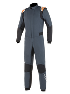 Alpinestars Hypertech Anzug, Auto-Rennanzug, Asphaltgrau und Schwarz mit Akzenten in Orange Fluo, mit schwarzen Stretcheinsätzen, orangefarbenen Schulter-Epauletten mit Branding und weißem Stern-Logo auf dem Bein, professionelle zweilagige feuerfeste Konstruktion für Motorsport-Performance