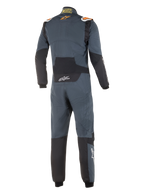 Alpinestars Hypertech Anzug, Professioneller Autorennanzug, Asphaltgrau und Neonorange, Rückansicht, schwarze Stretcheinsätze am unteren Rücken und an den Ellbogen, orangefarbene Alpinestars-Logos auf den Schultern, weißes Hypertech-Branding, stromlinienförmiges FIA-zertifiziertes Design.
