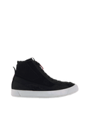 Alpinestars Stated Schuhe, hohe Motorrad-Sneaker, Schwarz und Weiß, geripptes Knöcheldetail, rote Schnürsenkel-Akzente, weiße vulkanisierte Sohle, lässige urbane Motorradschuhe