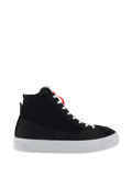 Alpinestars Stella Stated Podium Schuhe, Damen High-Top Riding Sneaker, Schwarz und Weiß, gerippte Knöchelstruktur, weiße Schnürsenkel, dicke weiße vulkanisierte Sohle, rote Fersenschlaufe, elegantes urbanes Design mit geprägtem Seitenmuster