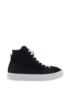Alpinestars Stella Stated Podium Schuhe, Damen High-Top Riding Sneaker, Schwarz und Weiß, gerippte Knöchelstruktur, weiße Schnürsenkel, dicke weiße vulkanisierte Sohle, rote Fersenschlaufe, elegantes urbanes Design mit geprägtem Seitenmuster