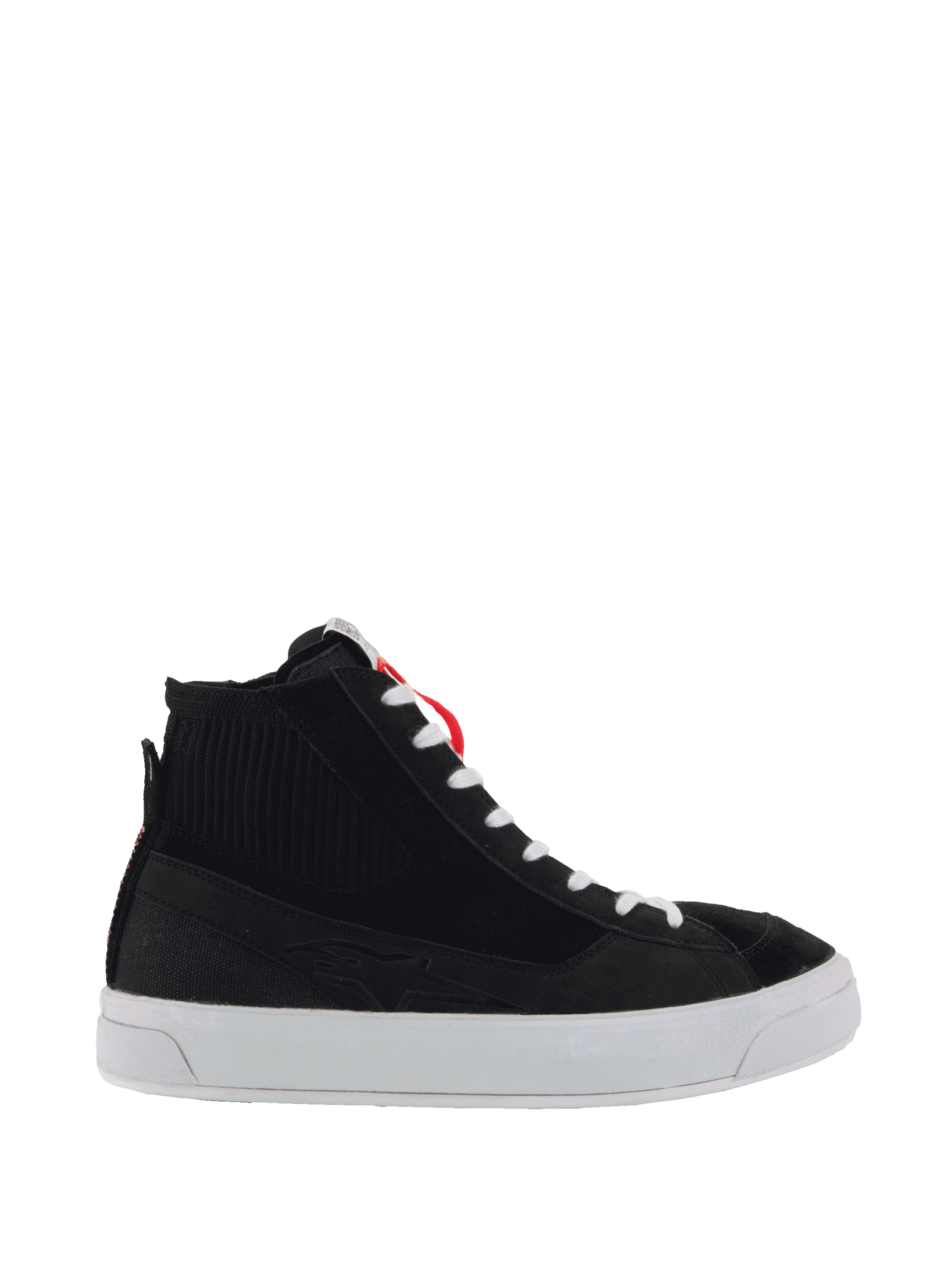 Alpinestars Stella Stated Podium Schuhe, Damen High-Top Riding Sneaker, Schwarz und Weiß, gerippte Knöchelstruktur, weiße Schnürsenkel, dicke weiße vulkanisierte Sohle, rote Fersenschlaufe, elegantes urbanes Design mit geprägtem Seitenmuster