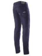 Alpinestars Copper V2 Denim Hose Kurze Länge, Rinse Blue, Dreiviertel-Ansicht von hinten mit Fokus auf Gesäßtaschen und Leder-Patch am Hosenbund, urbane Motorrad-Jeans im klassischen Denim-Look
