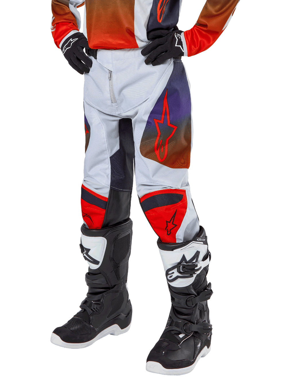 Alpinestars 2024 Youth Racer Hoen Hose, Motocross-Hose, Hellgrau mit Akzenten in Hot Orange und Schwarz, rote Stern-Logos auf den Oberschenkeln und rote Knie-Panels, getragen mit schwarz-weißen Stiefeln, strapazierfähiges Design für Offroad-Rennsport
