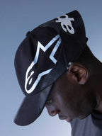 Alpinestars RSRV Resurgence Hat, Schwarze Kappe mit weißem Logo, Unisex Lifestyle-Cap, gebogener Schirm, Stoffkonstruktion