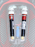 Alpinestars Tech-Air 7X & Off-Road Ersatzkanister-Kit, Airbag-Ersatzkanister, Schwarz mit weißen Oberteilen und orangefarbenen Bändern, zwei Argon-Kanister installiert in einem rot-schwarzen elektronischen Airbag-System mit Wabenmuster und farbiger Verkabelung