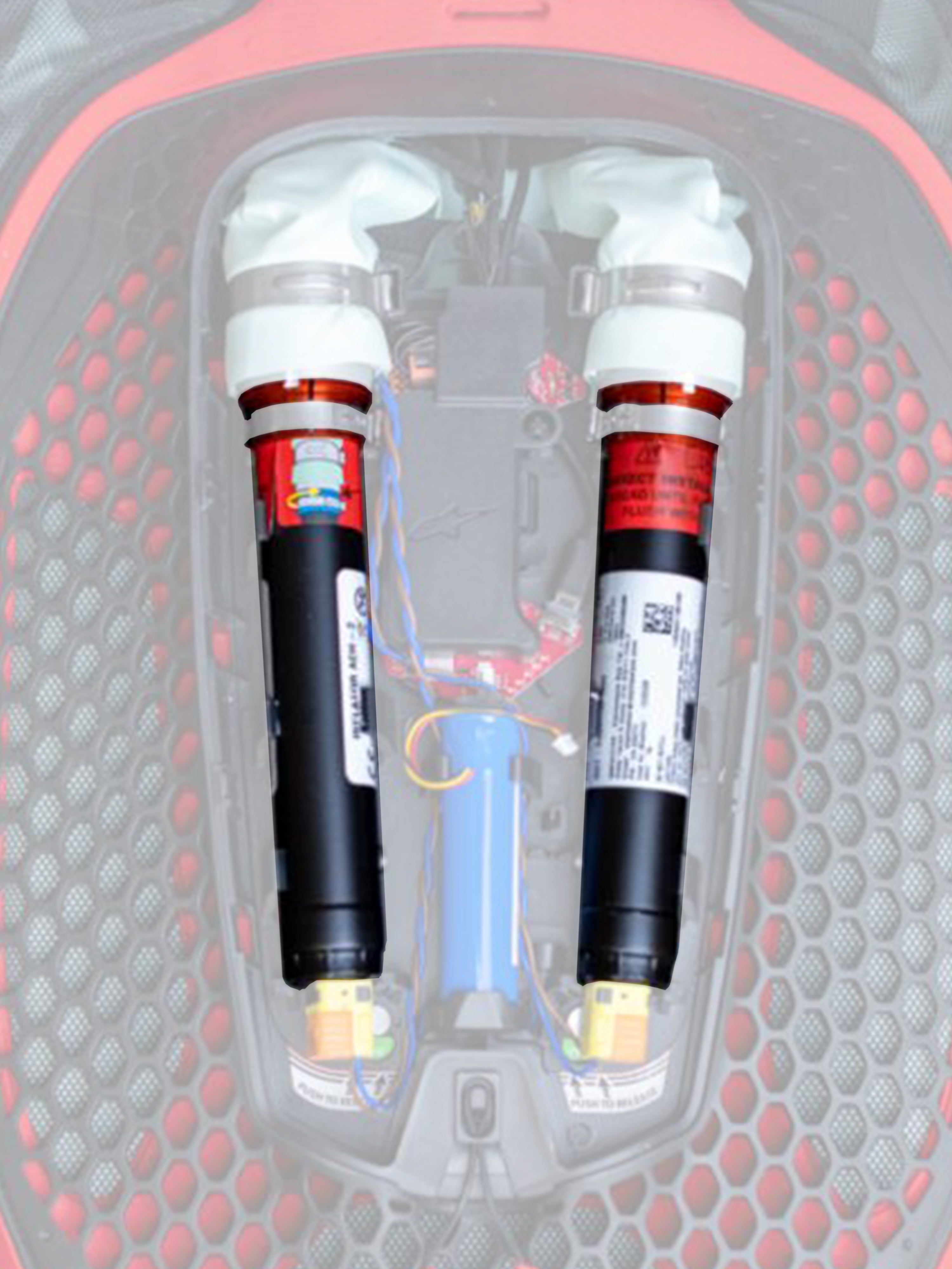 Alpinestars Tech-Air 7X & Off-Road Ersatzkanister-Kit, Airbag-Ersatzkanister, Schwarz mit weißen Oberteilen und orangefarbenen Bändern, zwei Argon-Kanister installiert in einem rot-schwarzen elektronischen Airbag-System mit Wabenmuster und farbiger Verkabelung