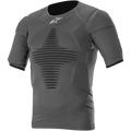 Alpinestars Roost Base Layer Top, kurzärmeliges Performance-Shirt in Anthracite Black, strukturiertes Rippgewebe mit schwarzem geometrischem Muster, eng anliegendes athletisches Design für Motocross und Offroad-Fahrten